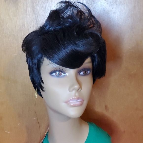 Short Black Wig - Picture 2 of 7